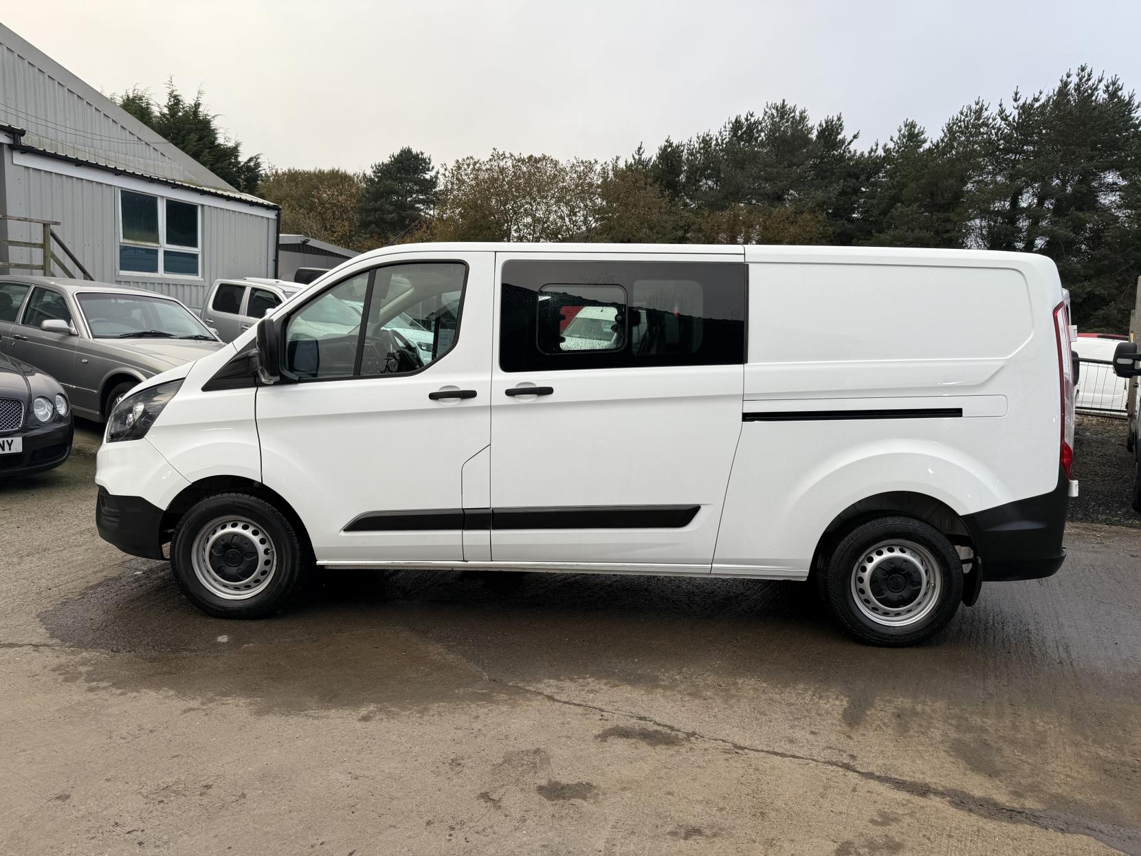 Ford Transit Custom 2.0 320 EcoBlue Crew Van Double Cab 5dr Diesel Manual L2 H1 Euro 6 (6 Seat) (130 ps)