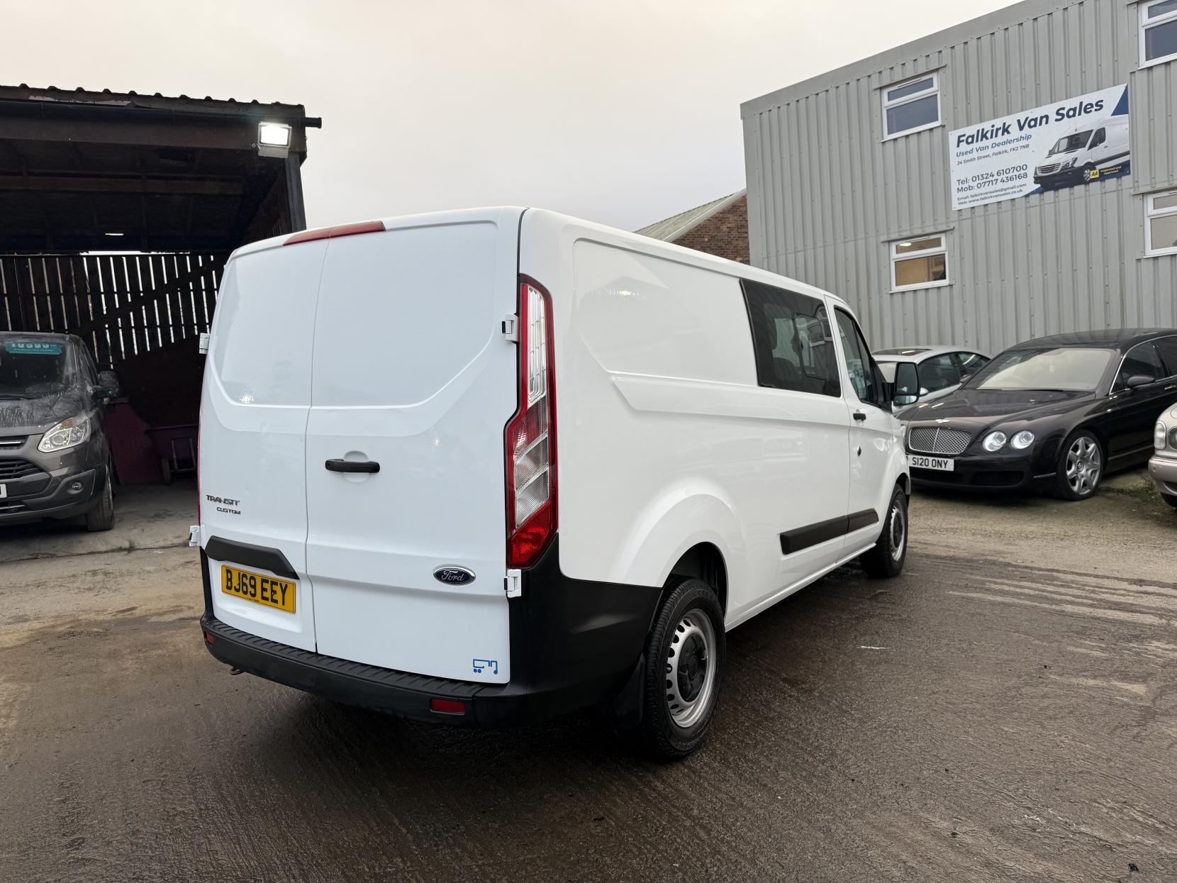 Ford Transit Custom 2.0 320 EcoBlue Crew Van Double Cab 5dr Diesel Manual L2 H1 Euro 6 (6 Seat) (130 ps)