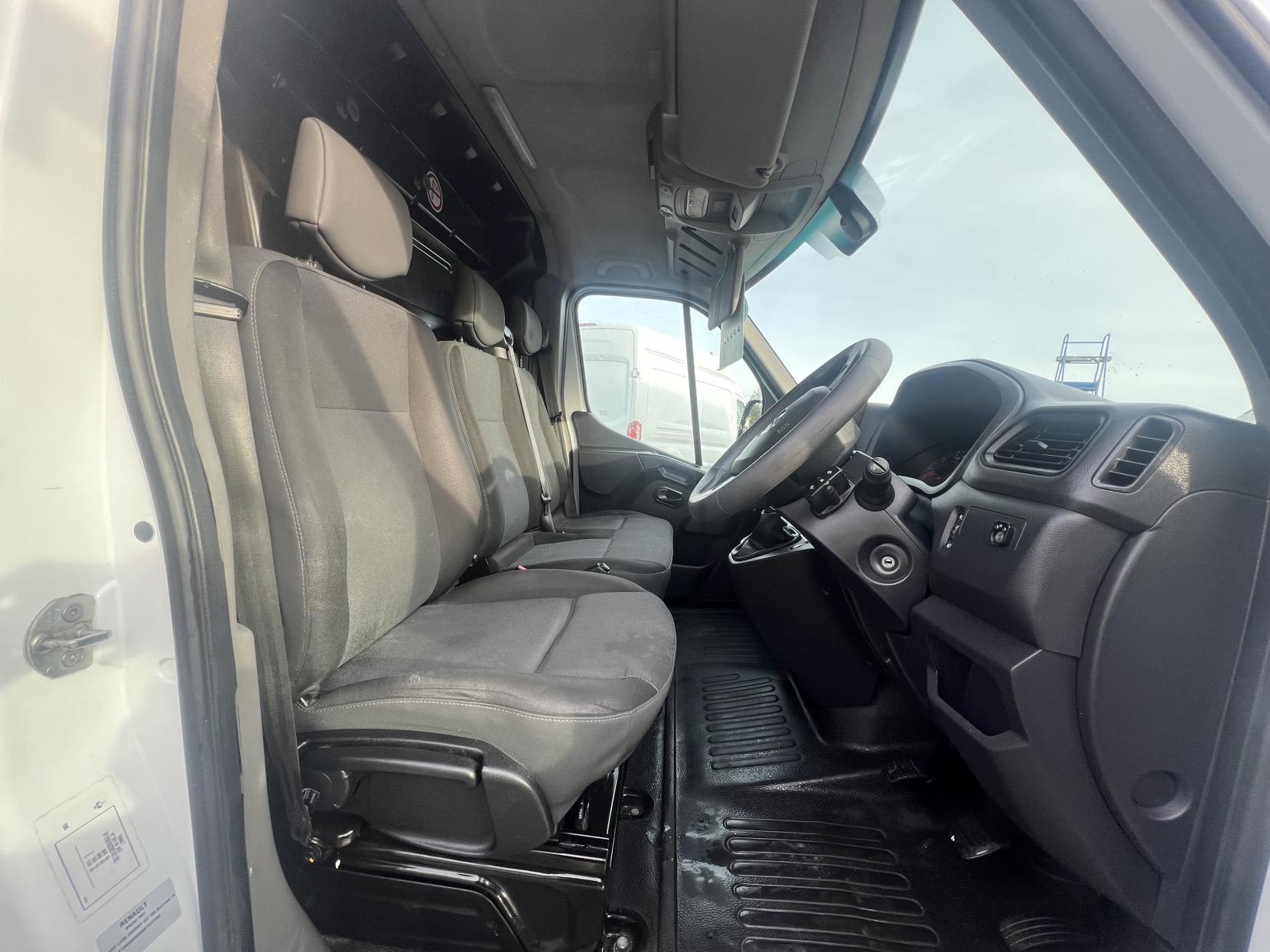 Renault Master 2.3 dCi ENERGY 35 Business Panel Van 4dr Diesel Manual FWD LWB High Roof Euro 6 (s/s) (150 bhp)
