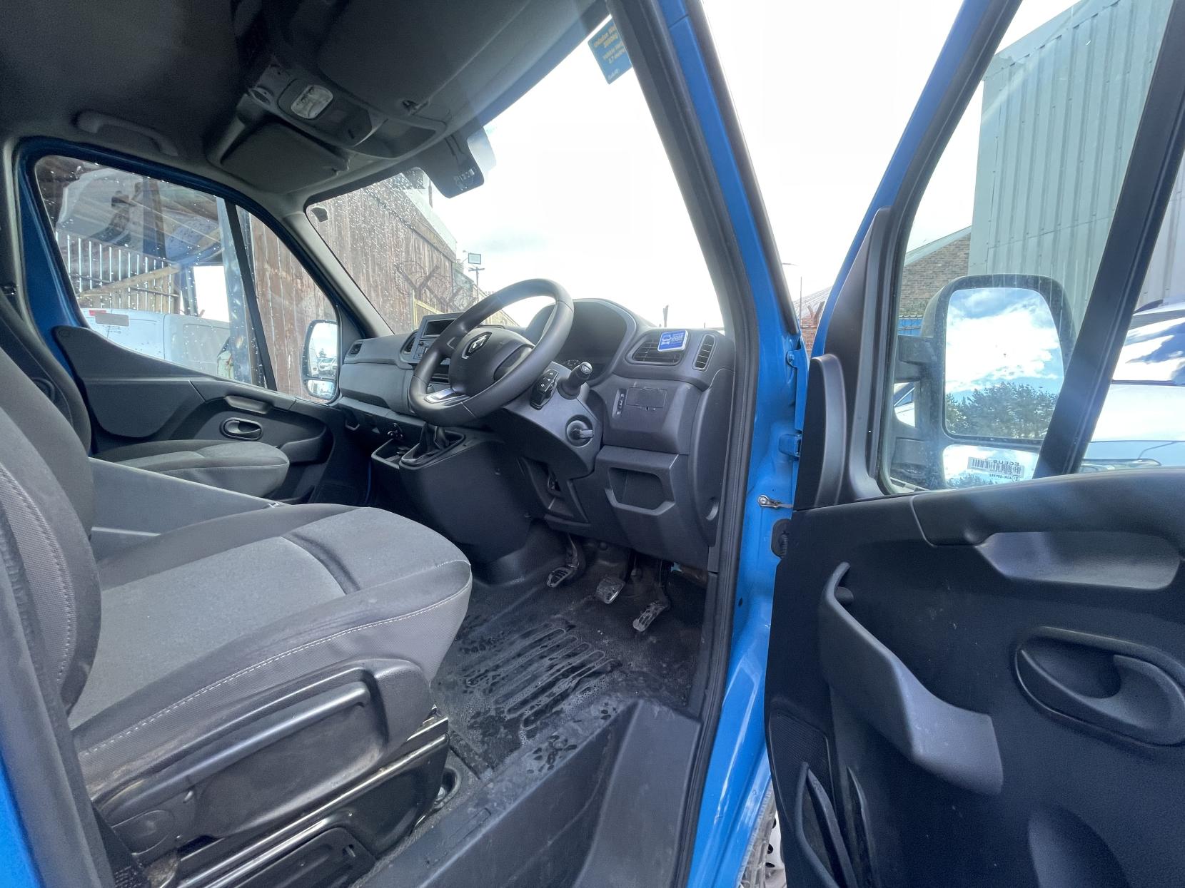 Renault Master 2.3 dCi ENERGY 35 Business Panel Van 4dr Diesel Manual FWD LWB Medium Roof Euro 6 (s/s) (150 bhp)