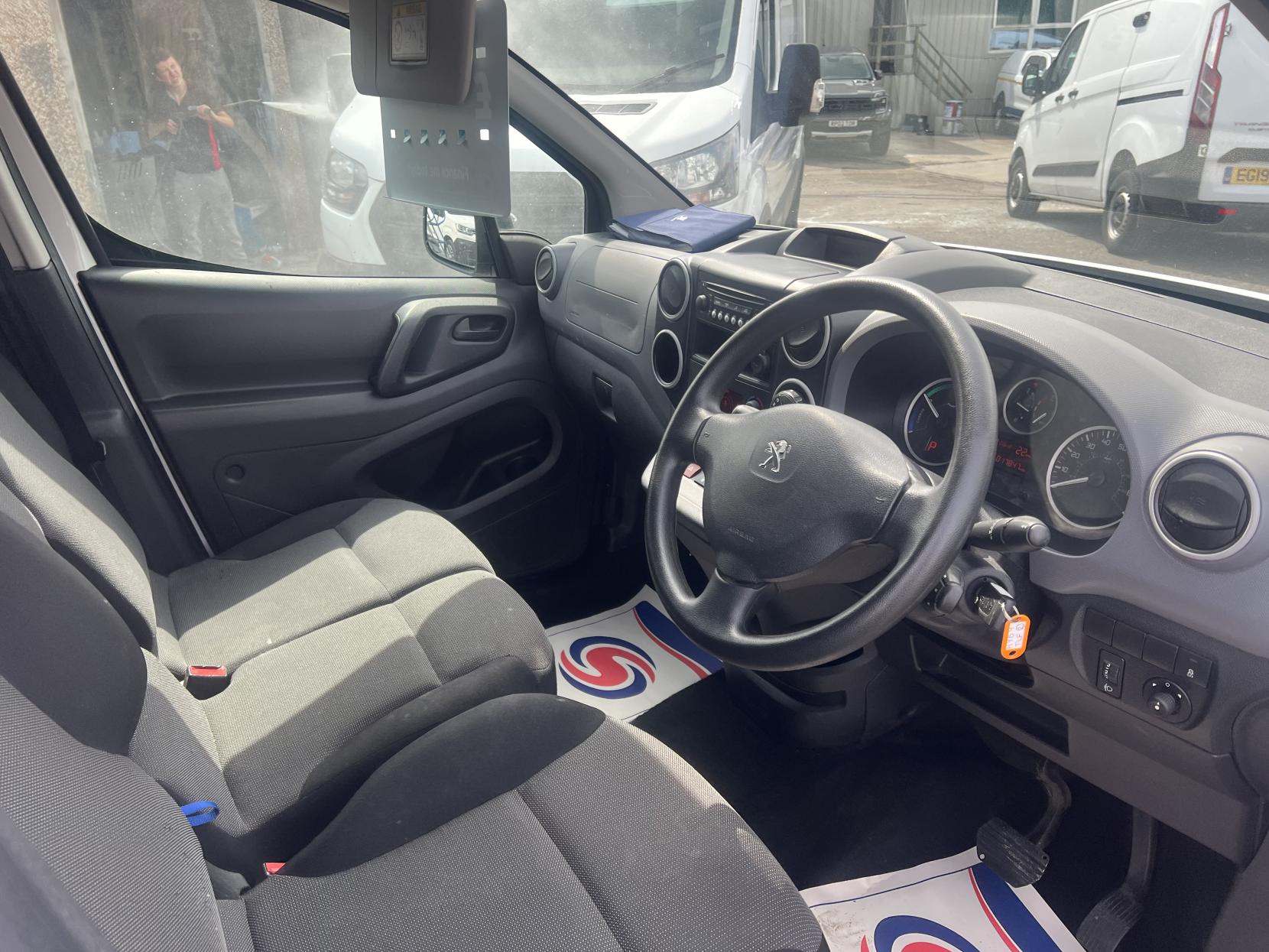 Peugeot e-Partner 49Kw SE Panel Van 6dr Electric Automatic FWD L2 H1 (0 g/km, 65.71 bhp)