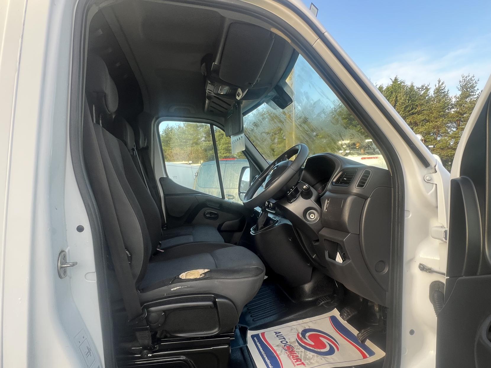 Renault Master 2.3 dCi ENERGY 35 Business Panel Van 4dr Diesel Manual FWD LWB Medium Roof Euro 6 (s/s) (150 bhp)