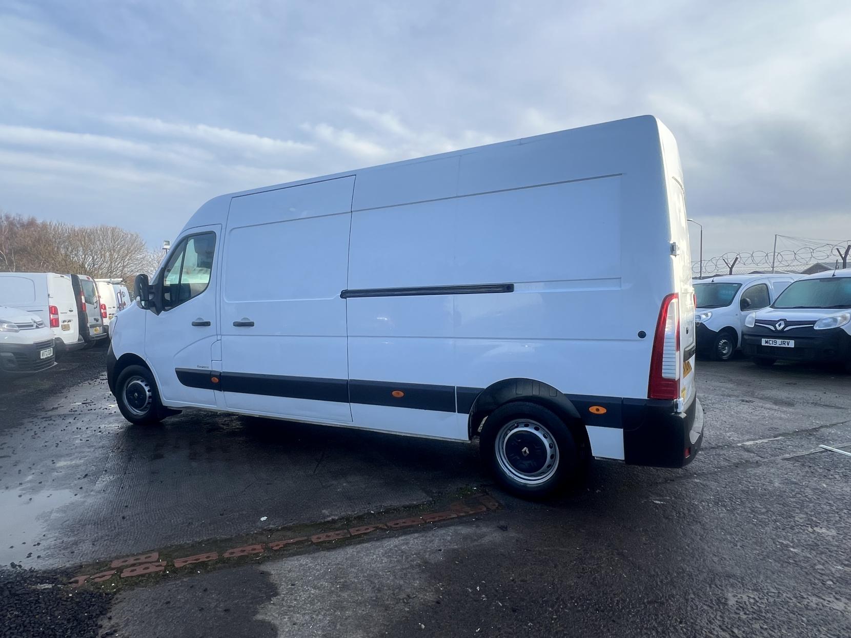 Renault Master 2.3 dCi ENERGY 35 Business Panel Van 4dr Diesel Manual FWD LWB Medium Roof Euro 6 (s/s) (150 bhp)