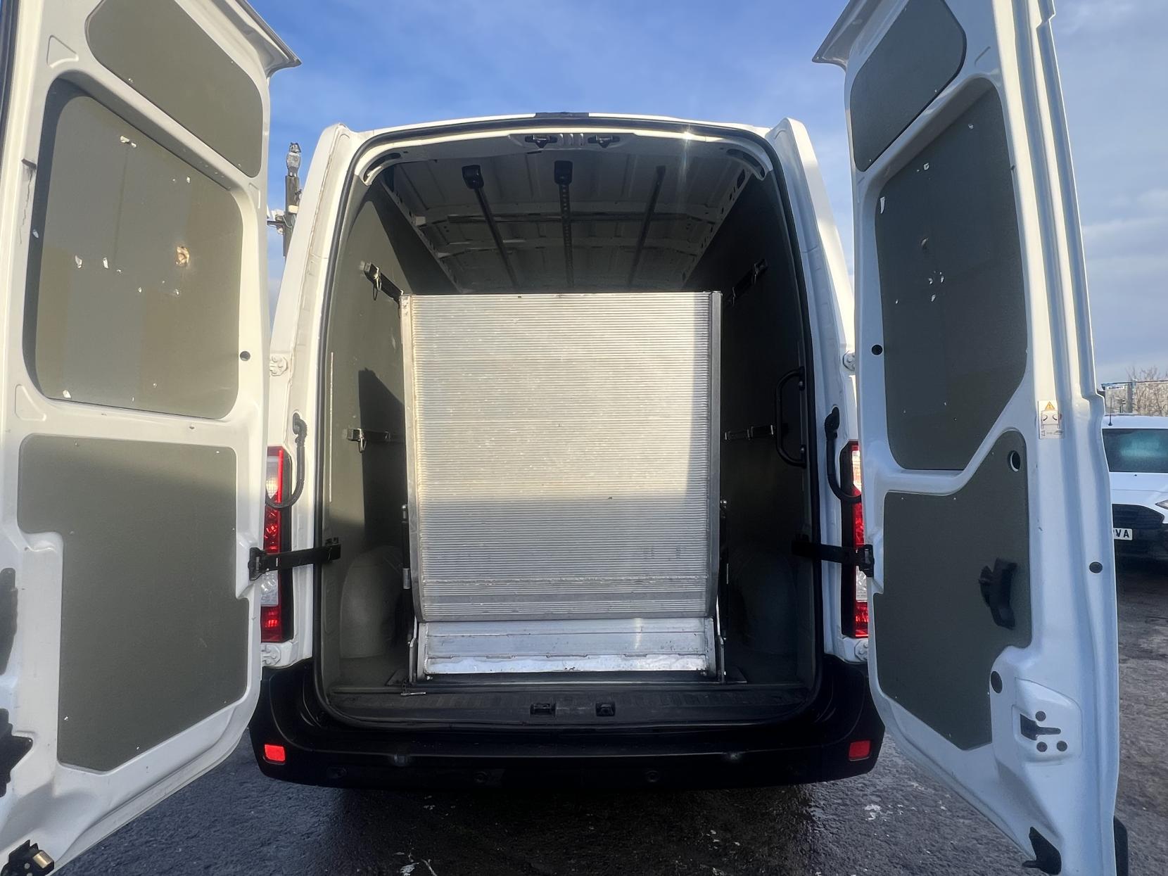 Renault Master 2.3 dCi ENERGY 35 Business Panel Van 4dr Diesel Manual FWD LWB Medium Roof Euro 6 (s/s) (150 bhp)