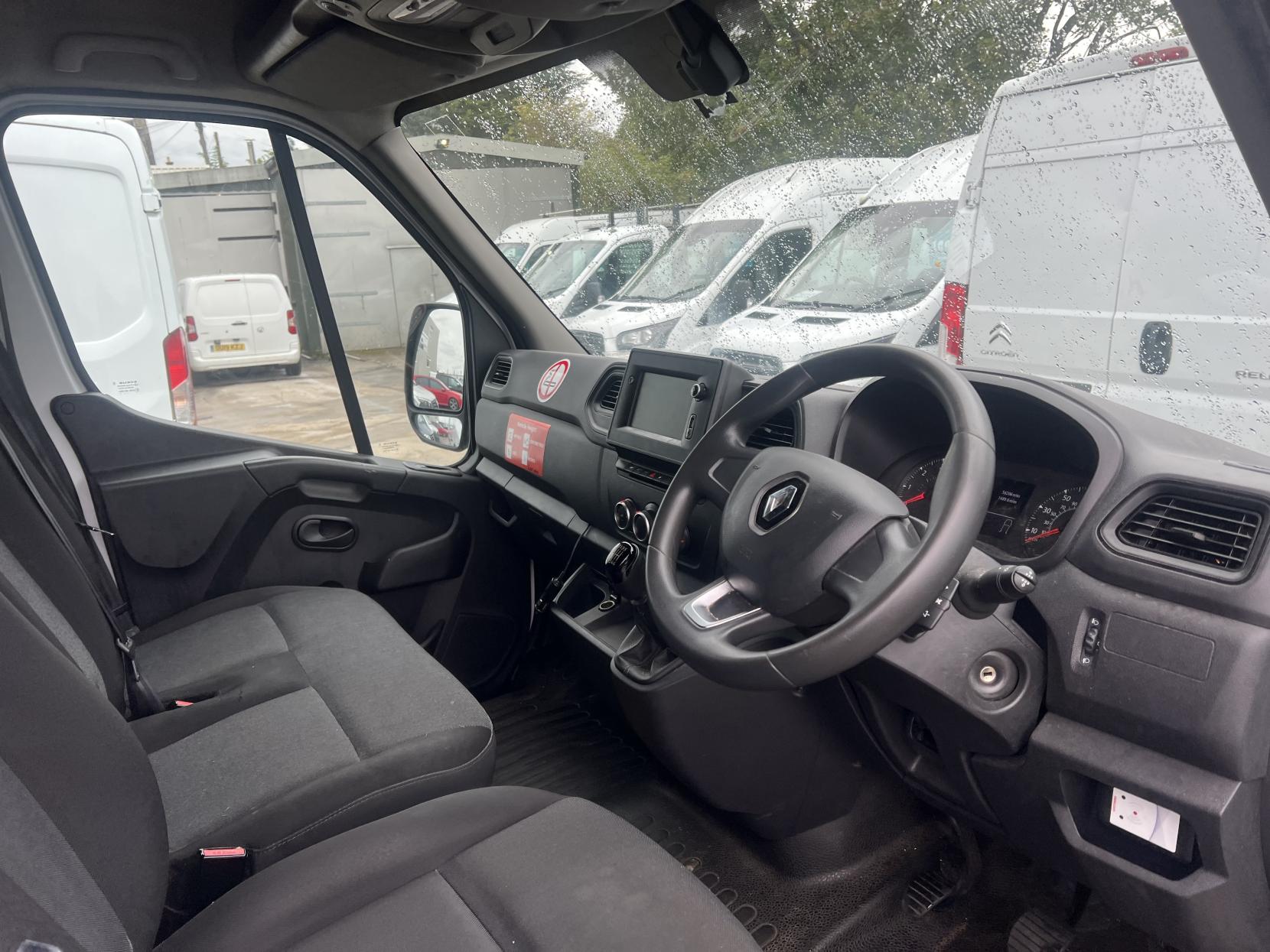 Renault Master 2.3 dCi ENERGY 35 Business Panel Van 4dr Diesel Manual FWD LWB Medium Roof Euro 6 (s/s) (150 bhp)