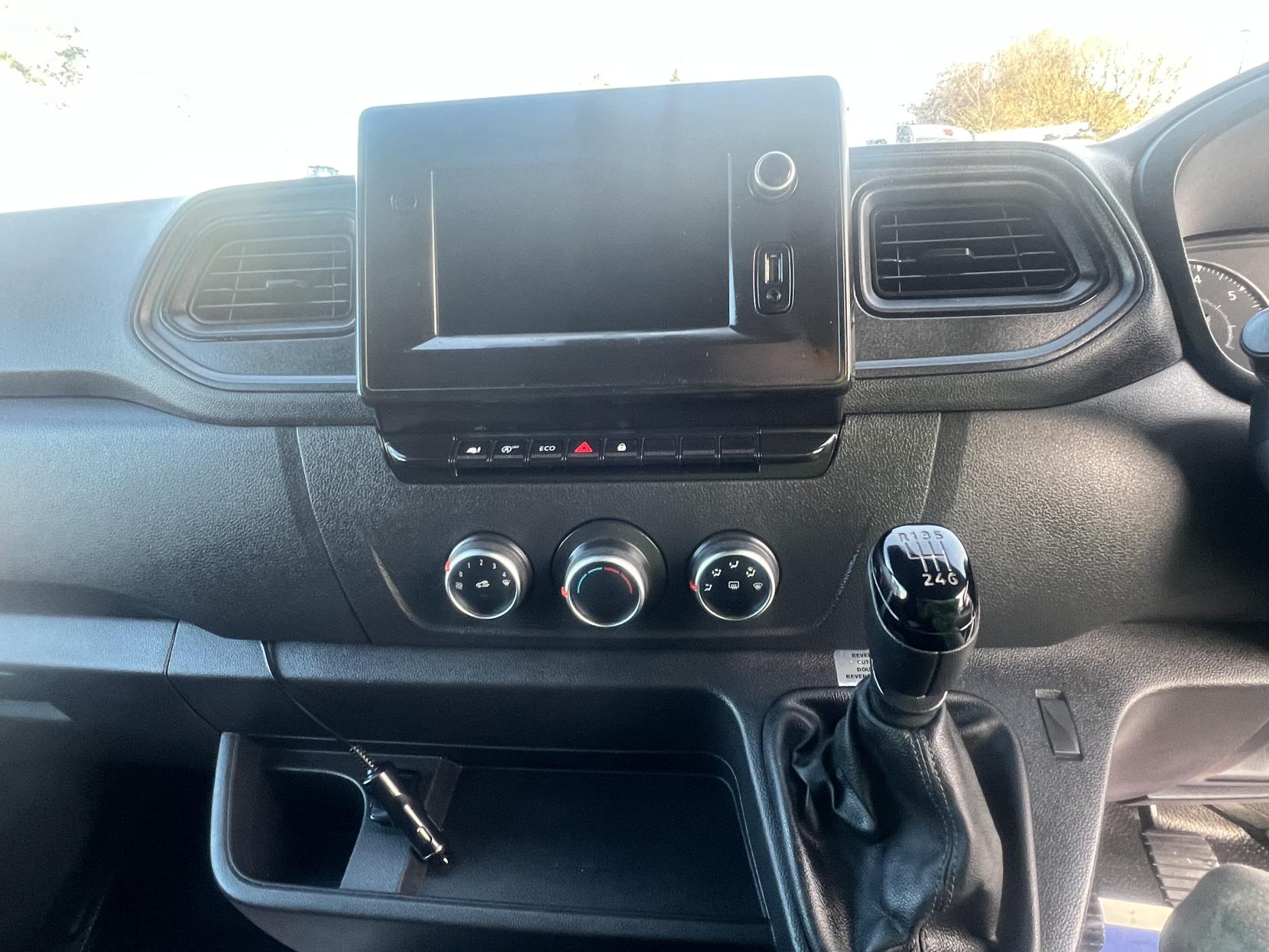 Renault Master 2.3 dCi ENERGY 35 Business Panel Van 4dr Diesel Manual FWD LWB Medium Roof Euro 6 (s/s) (150 bhp)