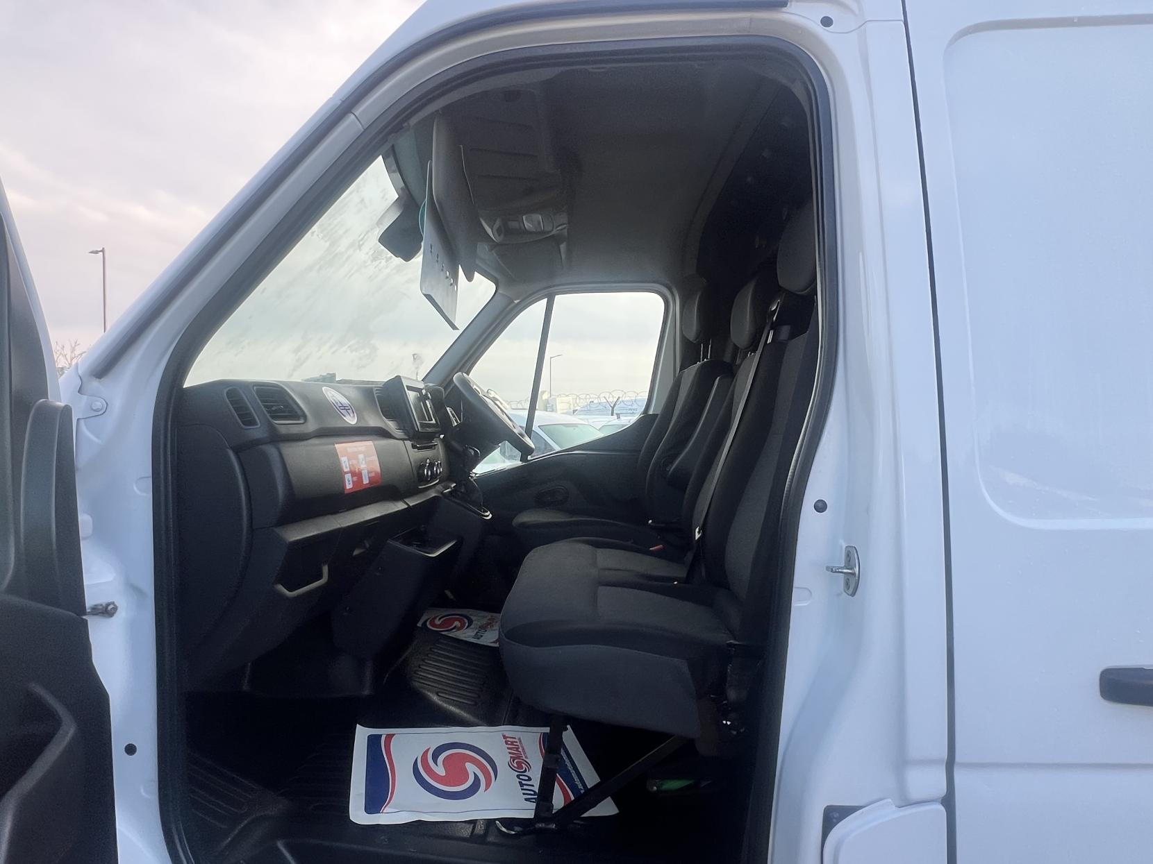 Renault Master 2.3 dCi ENERGY 35 Business Panel Van 4dr Diesel Manual FWD LWB Medium Roof Euro 6 (s/s) (150 bhp)