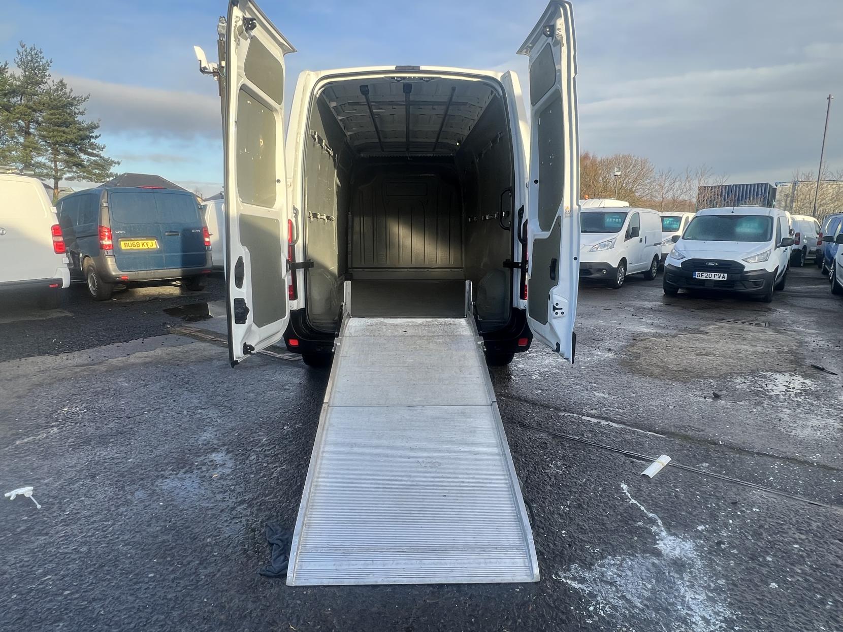 Renault Master 2.3 dCi ENERGY 35 Business Panel Van 4dr Diesel Manual FWD LWB Medium Roof Euro 6 (s/s) (150 bhp)