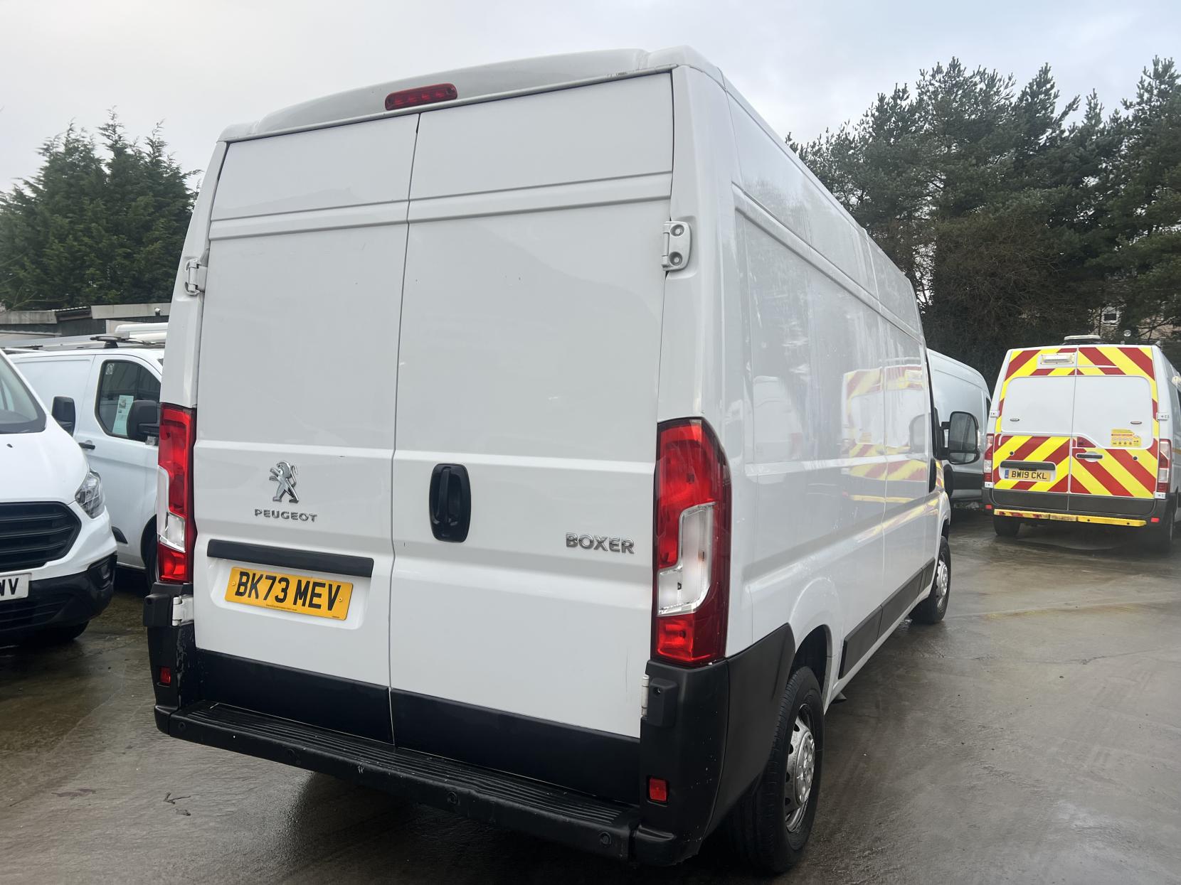 Peugeot Boxer 2.2 BlueHDi 335 Professional Premium + Panel Van 5dr Diesel Manual L3 H2 Euro 6 (s/s) (140 ps)