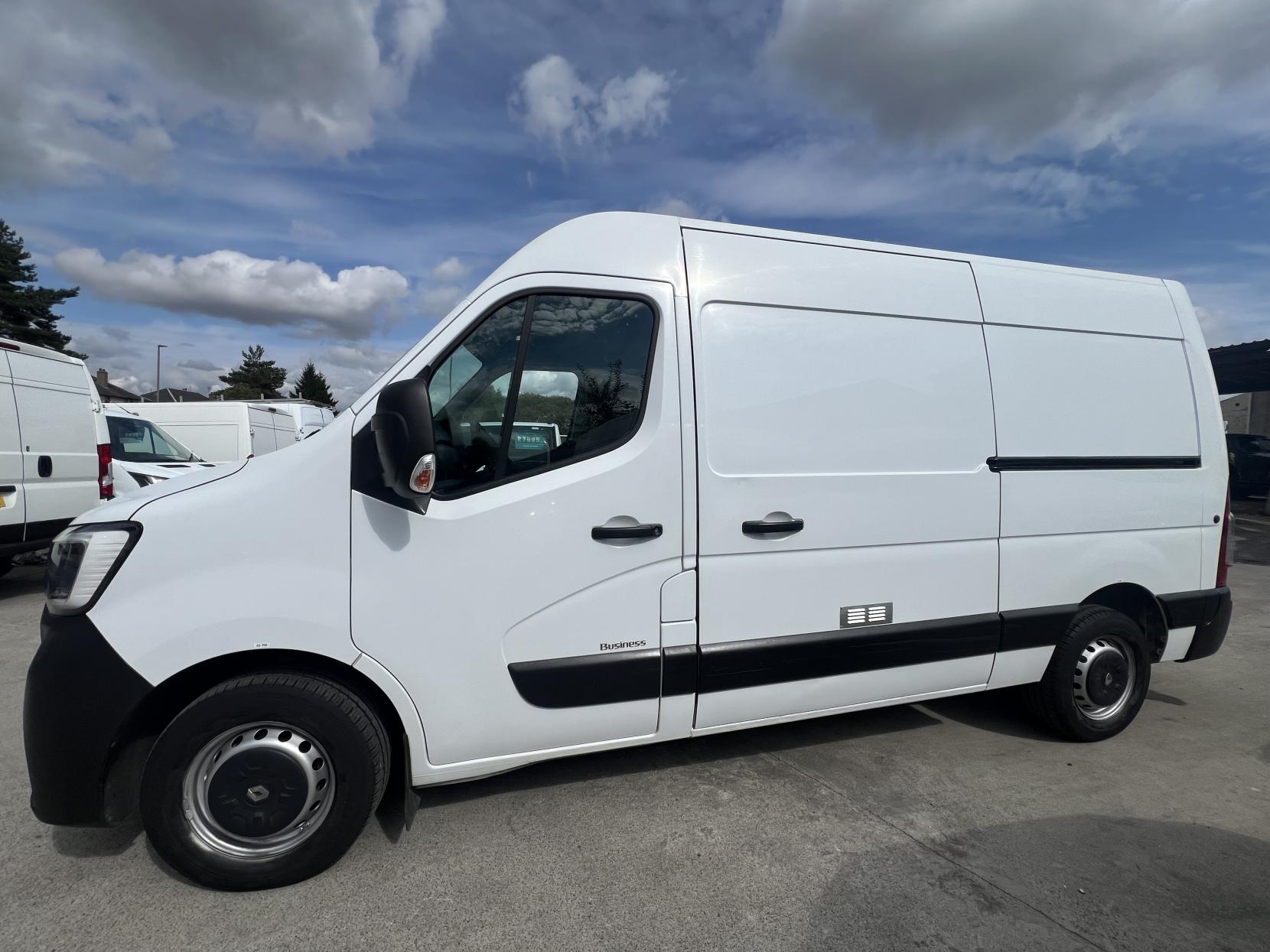 Renault Master 2.3 dCi 35 Business Panel Van 4dr Diesel Manual FWD MWB Medium Roof Euro 6 (135 ps)