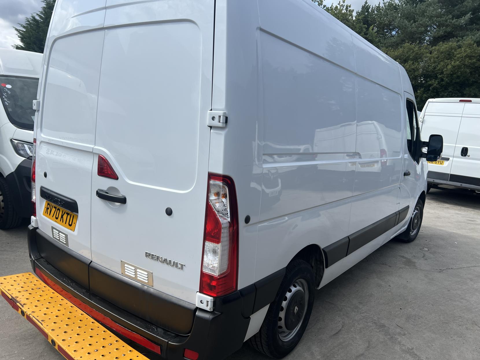 Renault Master 2.3 dCi 35 Business Panel Van 4dr Diesel Manual FWD MWB Medium Roof Euro 6 (135 ps)