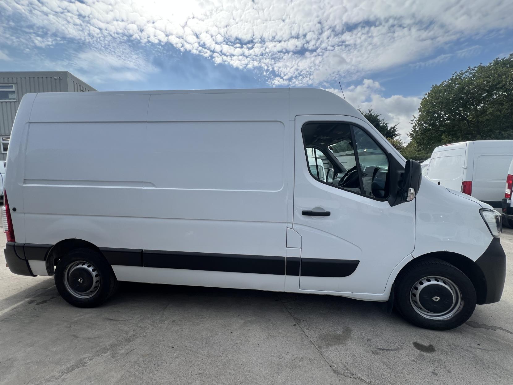 Renault Master 2.3 dCi 35 Business Panel Van 4dr Diesel Manual FWD MWB Medium Roof Euro 6 (135 ps)
