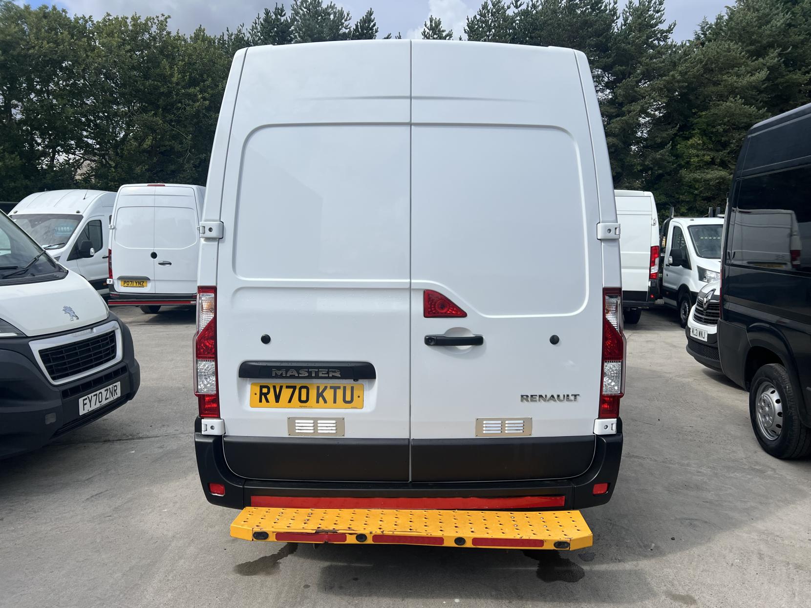 Renault Master 2.3 dCi 35 Business Panel Van 4dr Diesel Manual FWD MWB Medium Roof Euro 6 (135 ps)