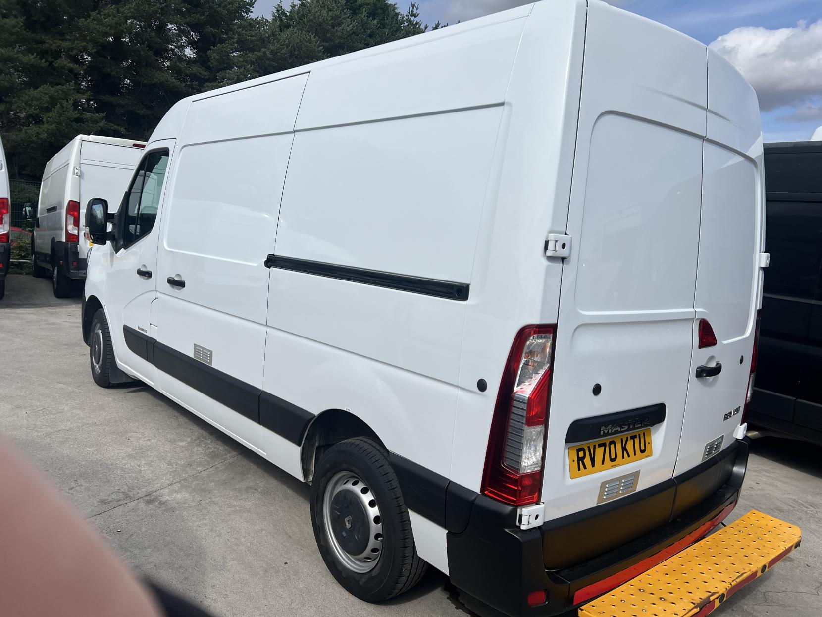 Renault Master 2.3 dCi 35 Business Panel Van 4dr Diesel Manual FWD MWB Medium Roof Euro 6 (135 ps)