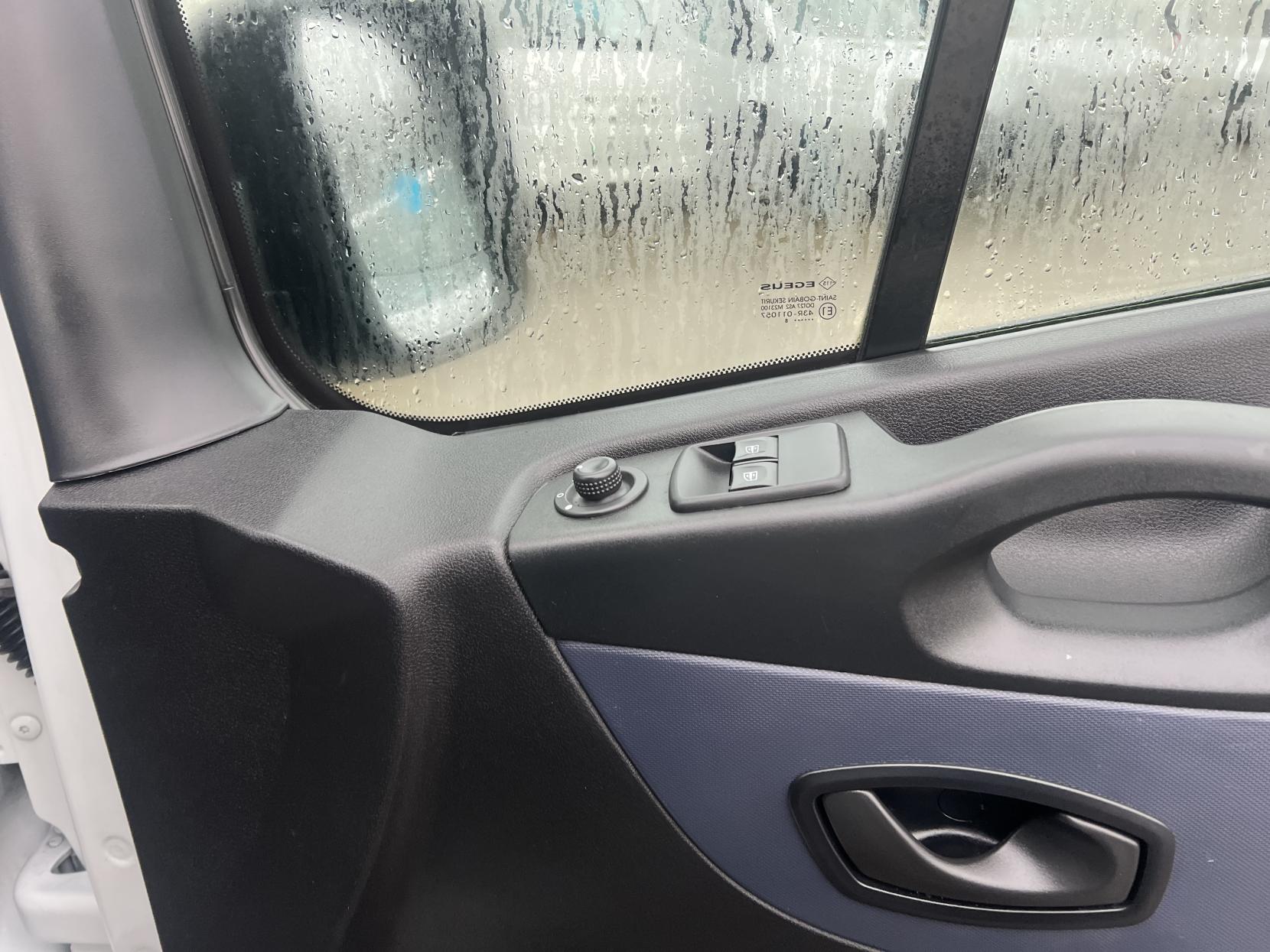 Vauxhall Vivaro 1.6 CDTi 2900 BiTurbo ecoFLEX Combi Van Double Cab 5dr Diesel Manual L2 H1 Euro 6 (s/s) (9 Seat) (95 ps)