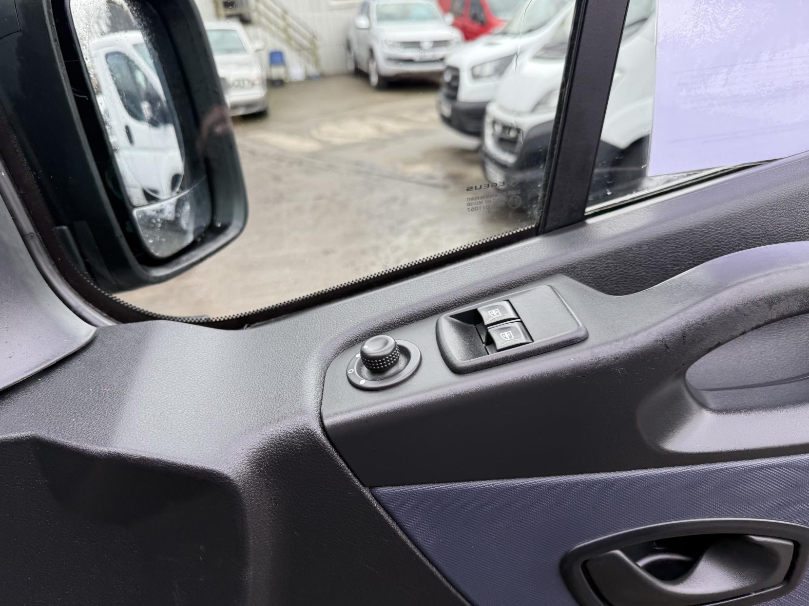 Vauxhall Vivaro 1.6 Combi Van (2014 - 2019)