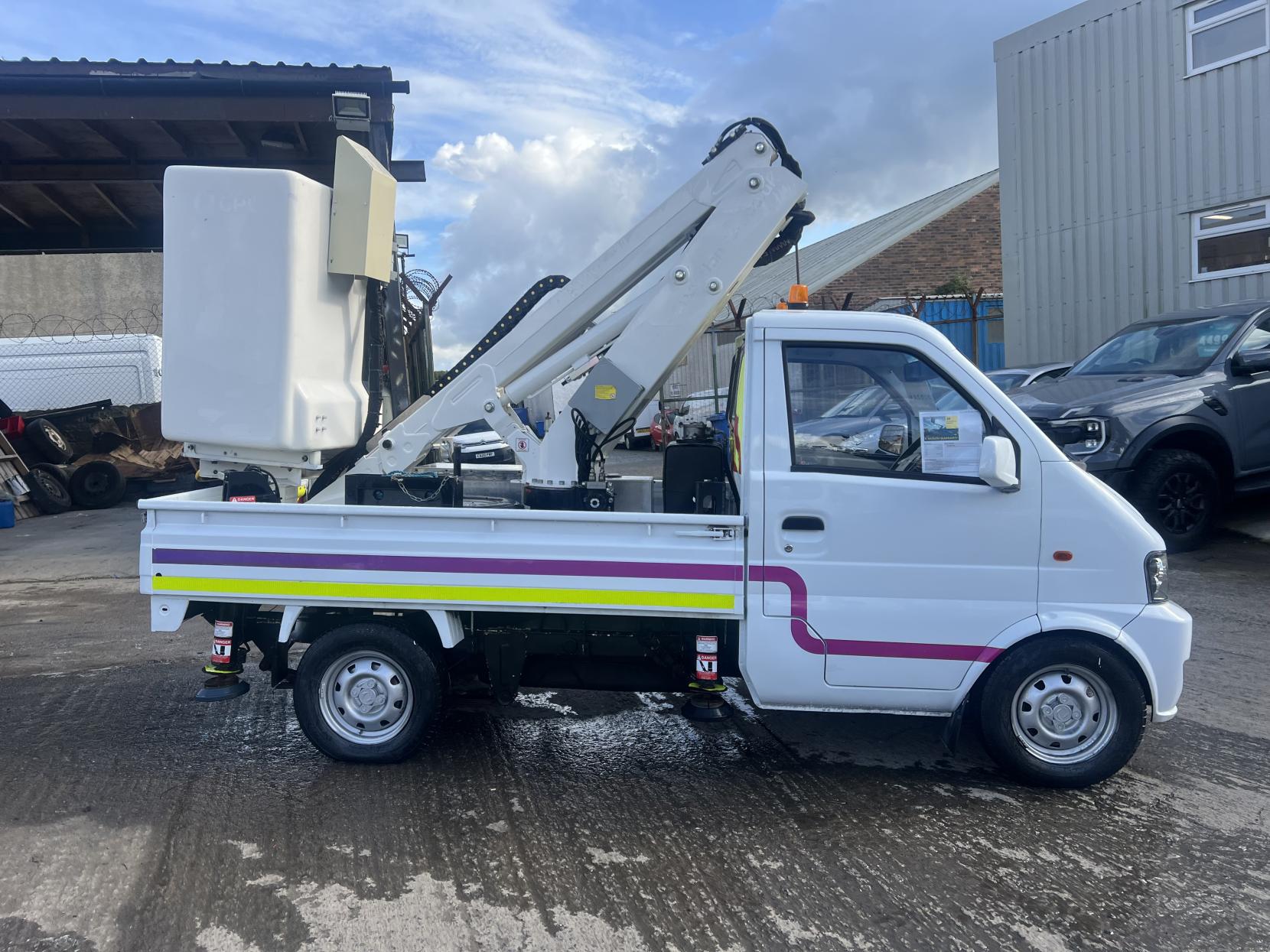 DFSK Loadhopper Cherry Picker
