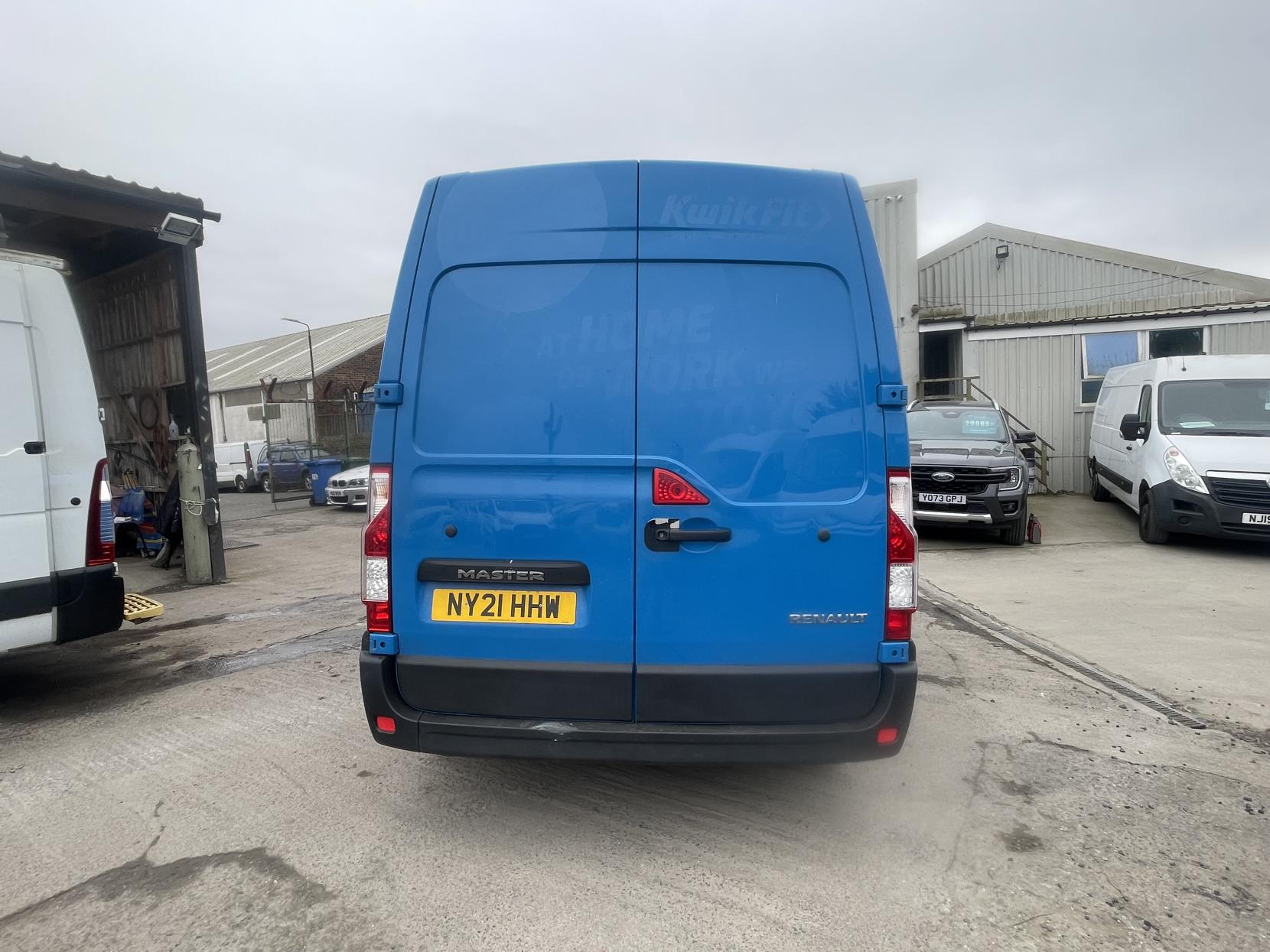 Renault Master 2.3 dCi ENERGY 35 Business Panel Van 4dr Diesel Manual FWD LWB Medium Roof Euro 6 (s/s) (150 bhp)