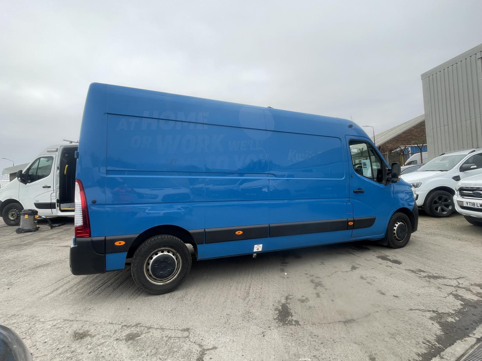 Renault Master 2.3 dCi ENERGY 35 Business Panel Van 4dr Diesel Manual FWD LWB Medium Roof Euro 6 (s/s) (150 bhp)
