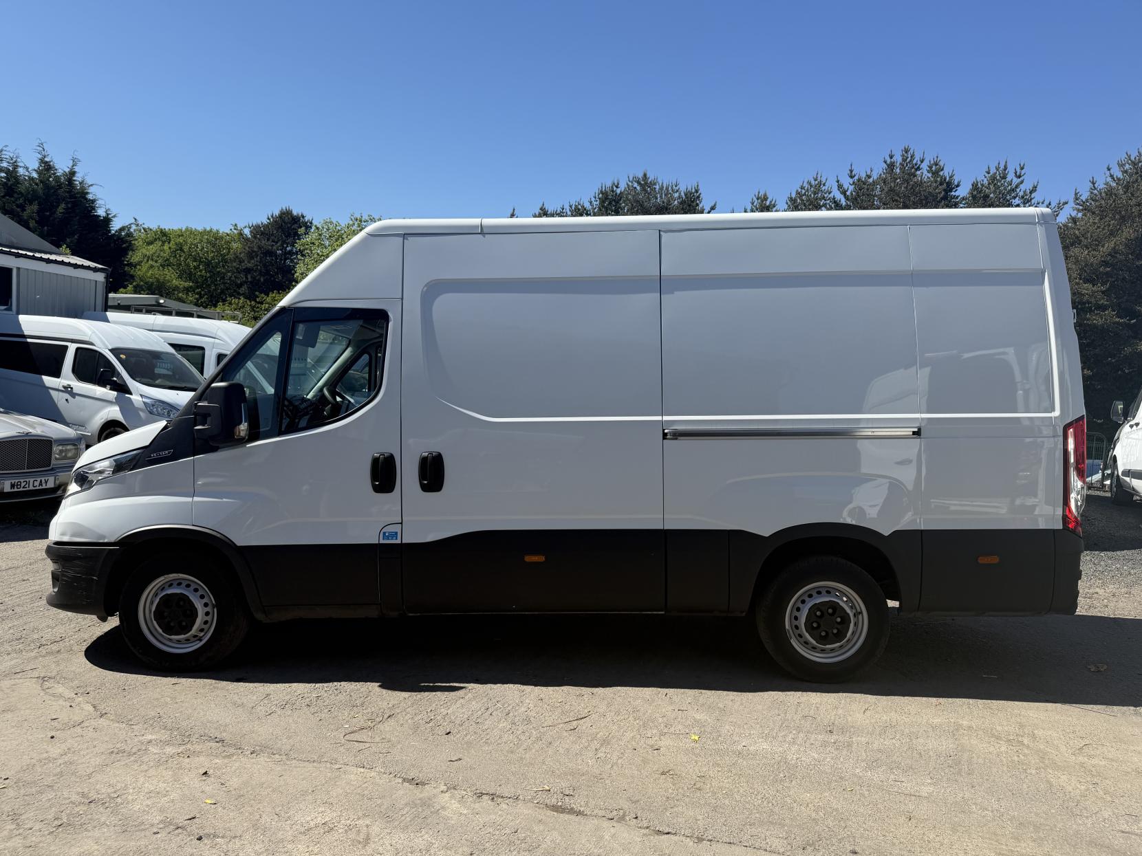 Iveco Daily 2.3D HPI 14V 35S 3520 Panel Van 5dr Diesel Manual MWB H2 Euro 6 (s/s) (136 ps)