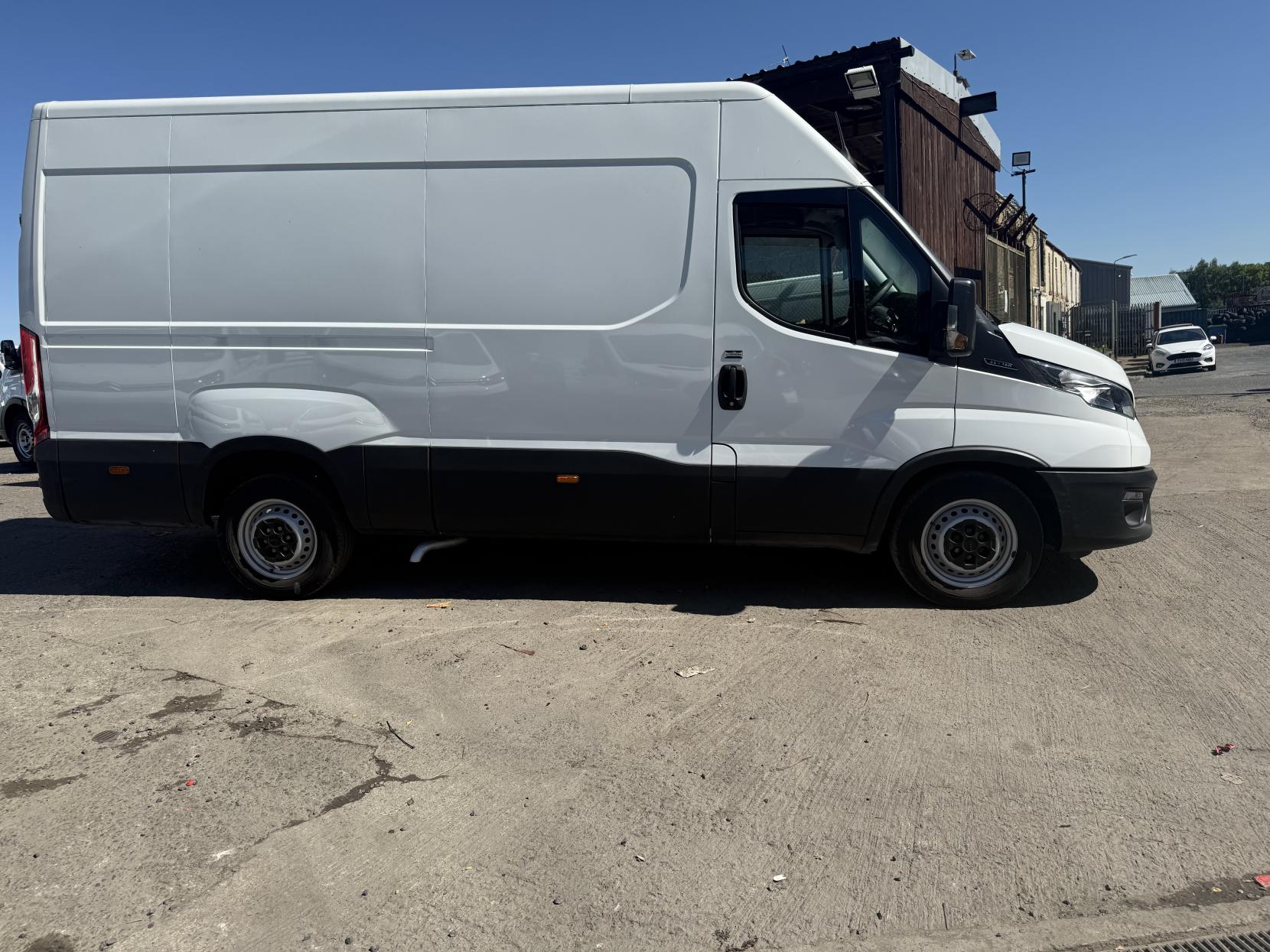 Iveco Daily 2.3D HPI 14V 35S 3520 Panel Van 5dr Diesel Manual MWB H2 Euro 6 (s/s) (136 ps)