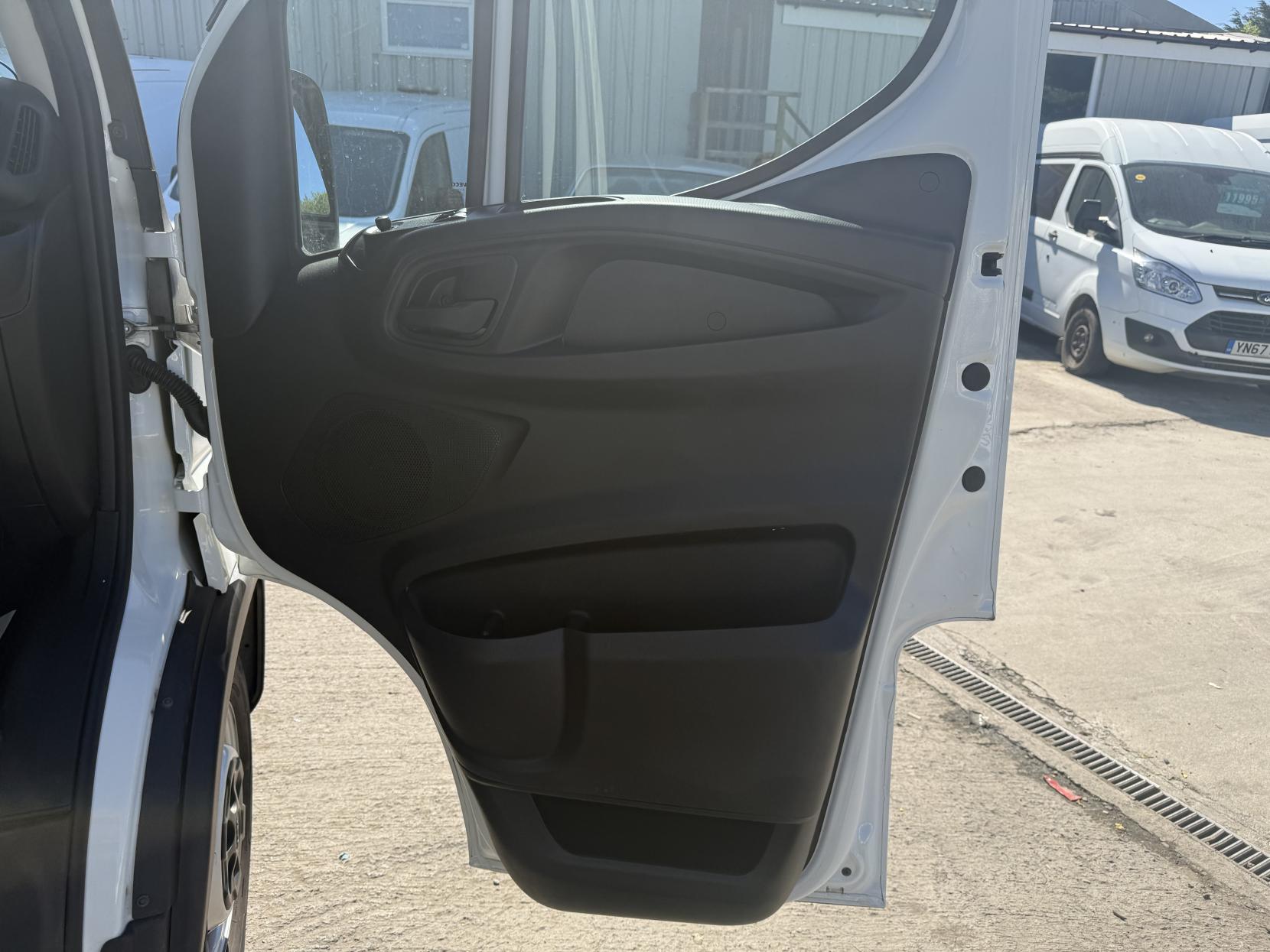 Iveco Daily 2.3D HPI 14V 35S 3520 Panel Van 5dr Diesel Manual MWB H2 Euro 6 (s/s) (136 ps)