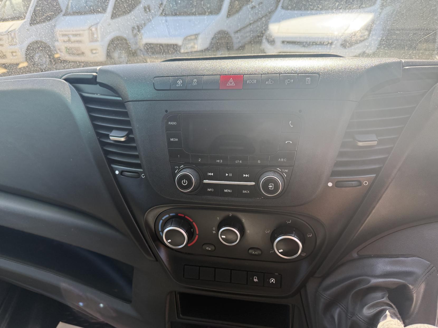 Iveco Daily 2.3D HPI 14V 35S 3520 Panel Van 5dr Diesel Manual MWB H2 Euro 6 (s/s) (136 ps)