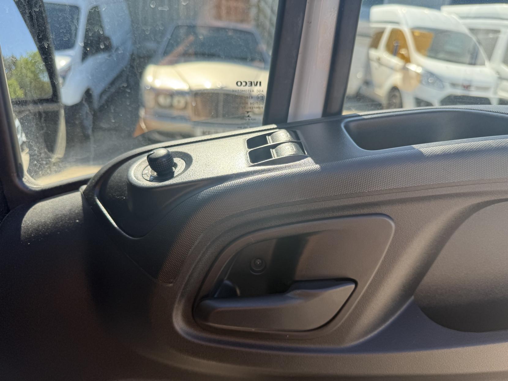 Iveco Daily 2.3D HPI 14V 35S 3520 Panel Van 5dr Diesel Manual MWB H2 Euro 6 (s/s) (136 ps)