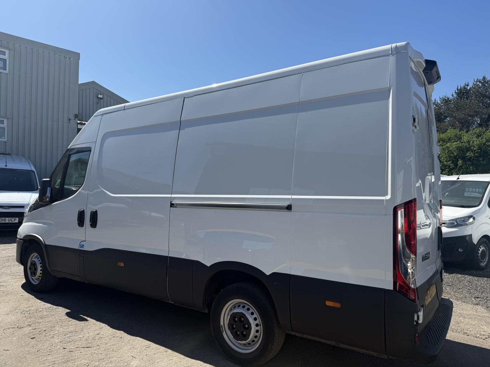 Iveco Daily 2.3D HPI 14V 35S 3520 Panel Van 5dr Diesel Manual MWB H2 Euro 6 (s/s) (136 ps)