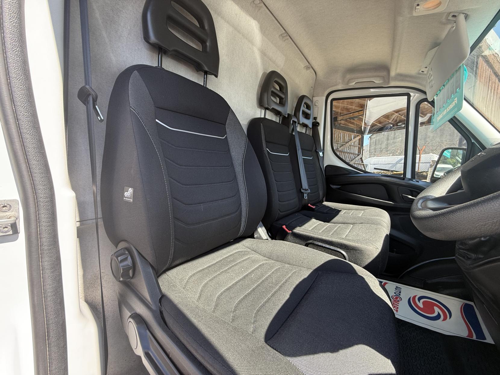 Iveco Daily 2.3D HPI 14V 35S 3520 Panel Van 5dr Diesel Manual MWB H2 Euro 6 (s/s) (136 ps)