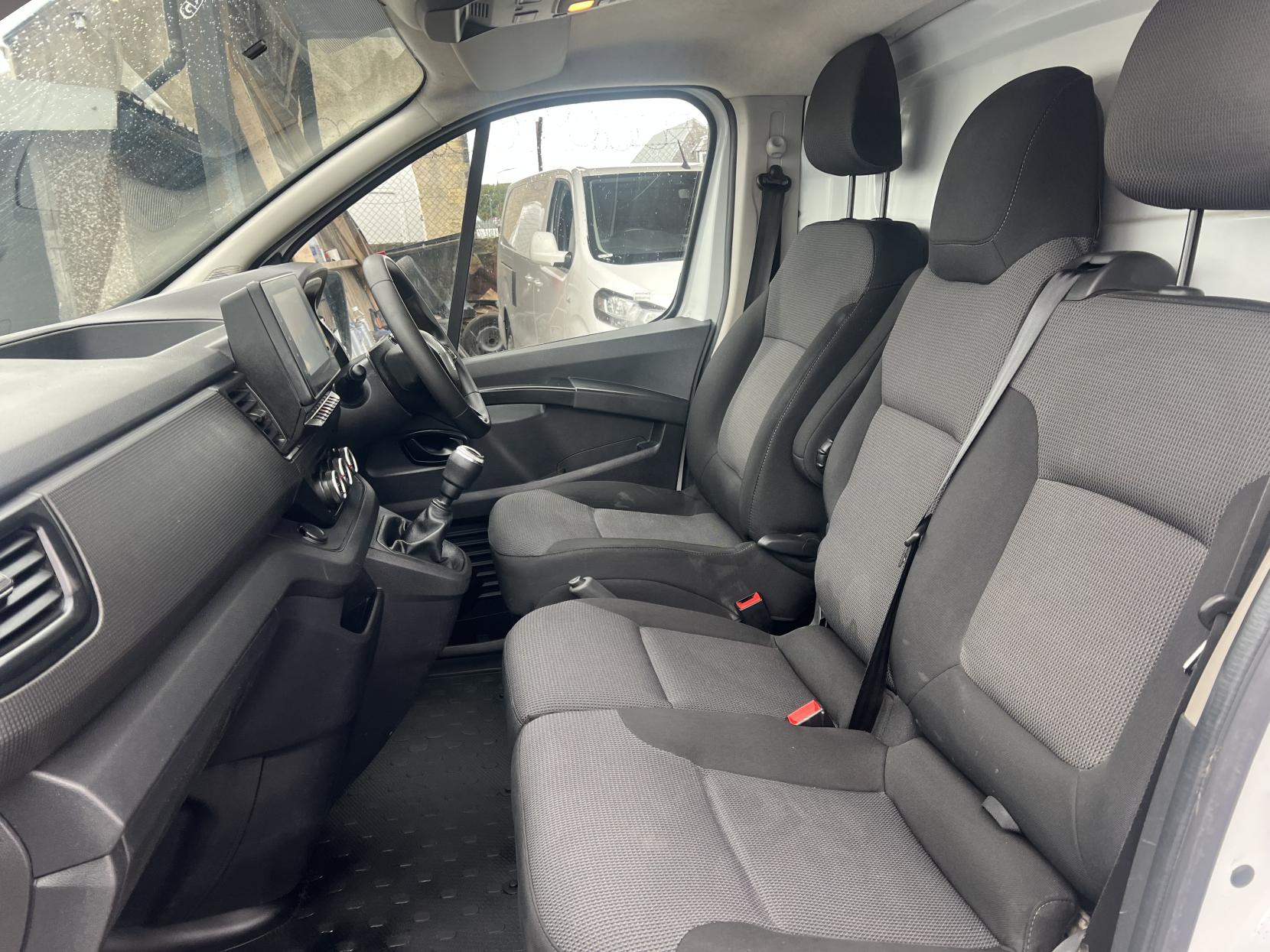 Renault Trafic 2.0 dCi Blue LL30 Business+ Panel Van 5dr Diesel Manual L2 H1 Euro 6 (s/s) (130 ps)