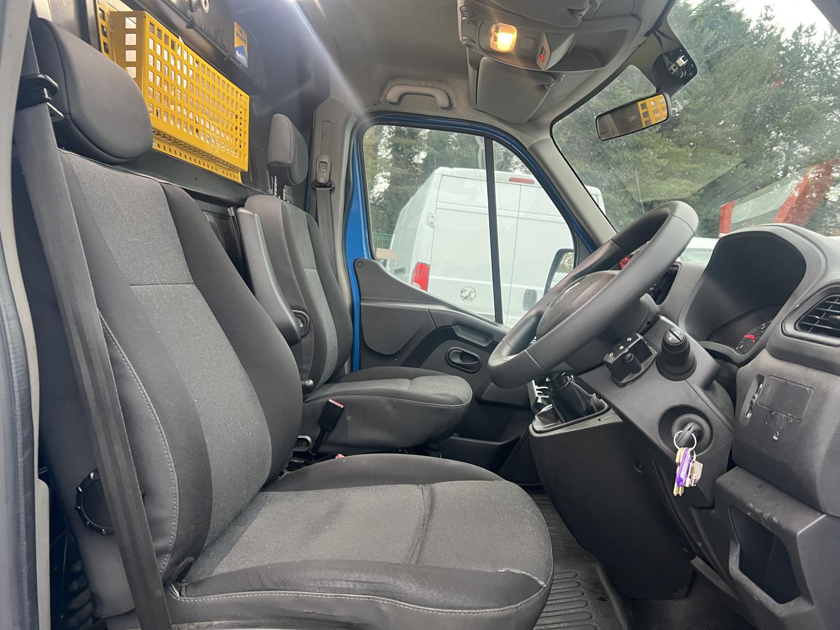 Renault Master 2.3 dCi ENERGY 35 Business Panel Van 4dr Diesel Manual FWD LWB Medium Roof Euro 6 (s/s) (150 bhp)